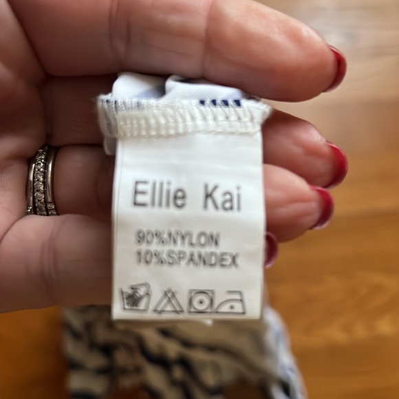 Ellie Kai XS halter top blue/white wave design - Picture 4 of 4